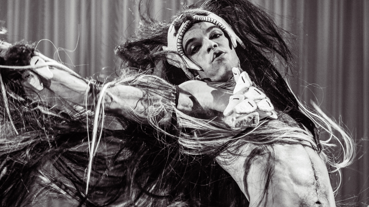 O ator Renan Mattos em performance como Ney Matogrosso | Reprodução/Adriano Doria