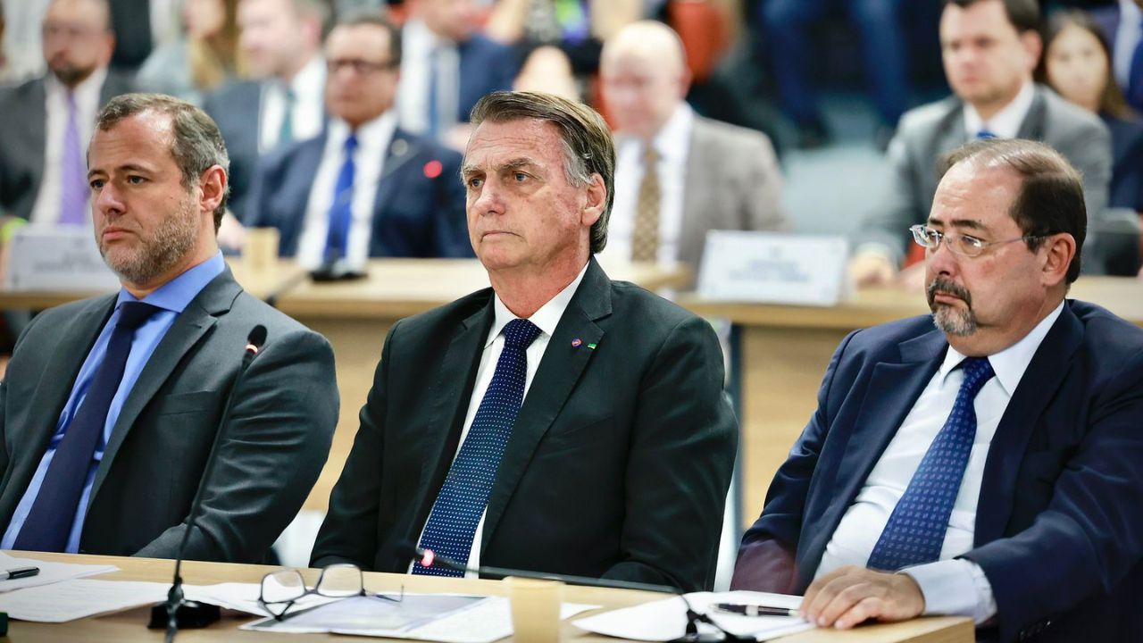 Jair Bolsonaro ao lado se seus advogados, ao ser interrogado no STF | Reprodução/Fellipe Sampaio/STF