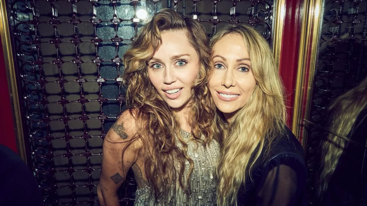 Miley Cyrus ao lado da mãe, Tish Cyrus | Reprodução/Instagram/@tishcyruspurcell
