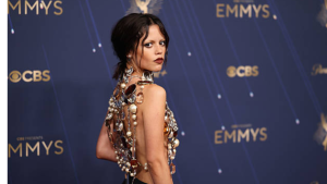 Jenna Ortega brilha com look Givenchy no Emmy 2025