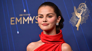 Selena Gomez encanta no Emmy 2025 com vestido vermelho de Louis Vuitton 