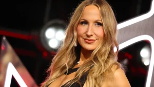 Nikki Glaser rouba a cena no tapete vermelho do VMA com vestido transparente e lingerie