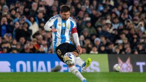 Messi marca 2 gols e Argentina vence a Venezuela em Buenos Aires
