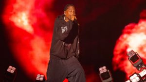 Travis Scott transforma o Skyline com show explosivo no The Town