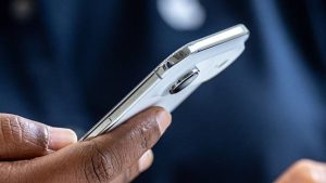 Apple lança duas atualizações para iPhones fabricados a partir de 2019