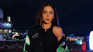 Jade Picon aposta em peça oversized para curtir o The Town