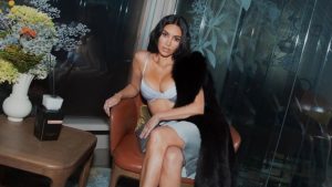Kim Kardashian surpreende ao surgir natural e sem maquiagem nas ruas