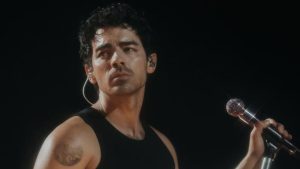 Joe Jonas esclarece rumores após vídeo de show levantar suspeitas de drogas