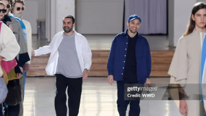 Milão Fashion Week: Sunnei encena leilão e anuncia despedida de criadores