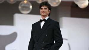 Jacob Elordi rouba a cena em Veneza com minimalismo e elegância