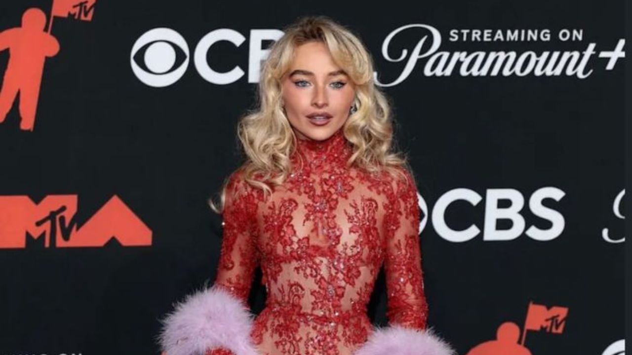 Sabrina Carpenter usa um vestido vermelho longo rendado no VMA 2025

(Foto: Reprodução/Noam Galai/Getty Images Embed)