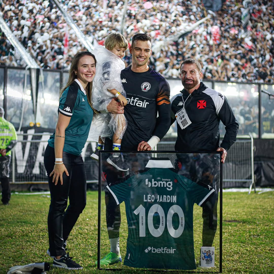 Léo Jardim e Pedrinho juntos durante homenagem ao 100º jogo do goleiro | Reprodução/Instagram/@leocjardim