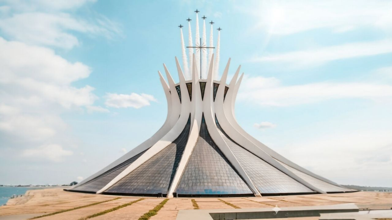 Esquadrilha da Fumaça sobrevoando o desfile de 7 de Setembro em Brasília | Reprodução/Instagram/@brasiliaironica)