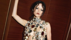 Jenna Ortega pede praticidade para estilista após usar top de 13kg no Emmy