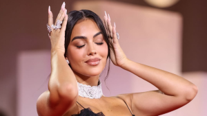 Georgina Rodríguez exibe anel de noivado no tapete vermelho do Festival de Veneza