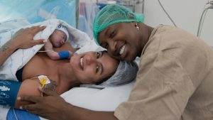 Carol Peixinho e Thiaguinho celebram o nascimento do primeiro filho