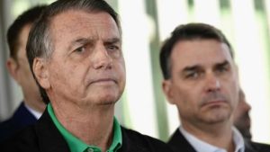 Filho de Bolsonaro diz que o pai não acompanhará julgamento no STF