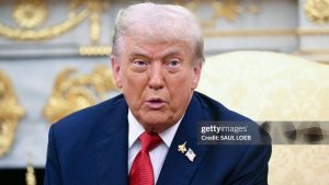 Trump troca foto de Biden por “caneta automática” na Casa Branca