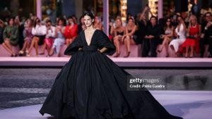 Carolina Herrera celebra sua história na coleção primavera/verão 2026