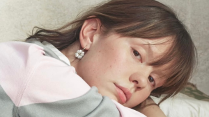 Mia Goth se torna embaixadora da Dior e representa nova fase da marca