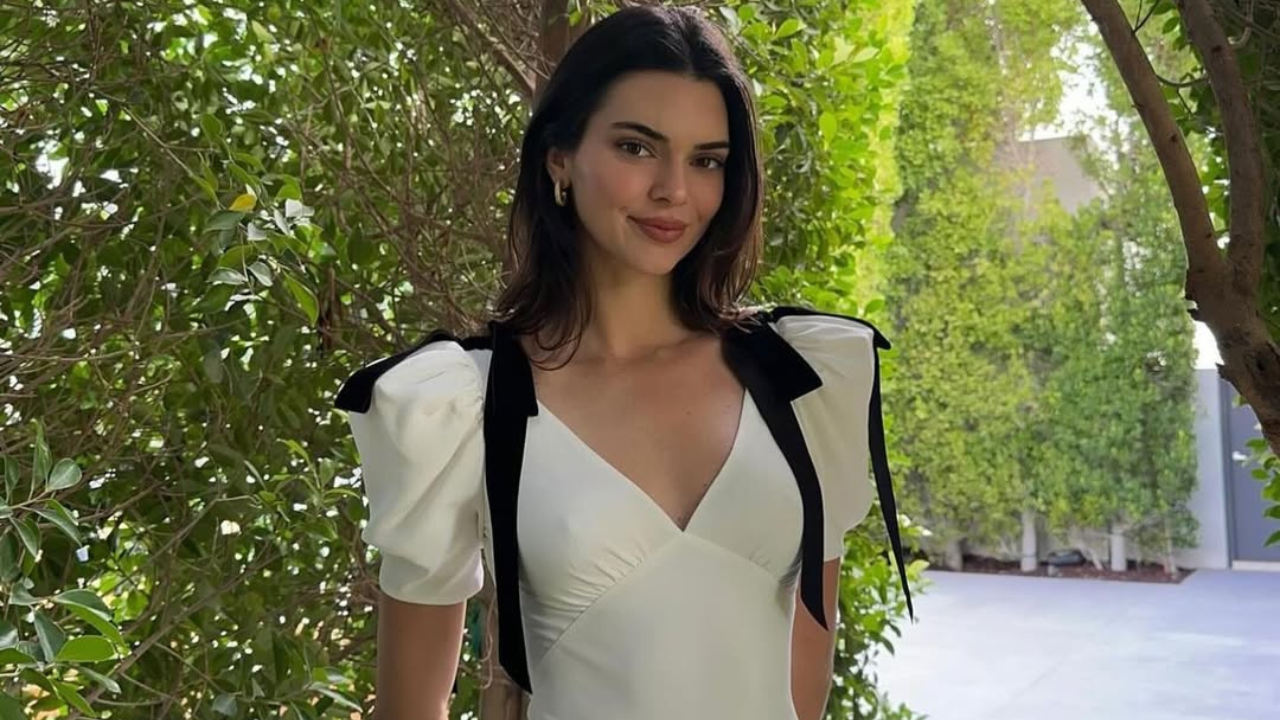 Kendall utilizando um vestido branco com laços pretos para uma ocasião l
Reprodução/Instagram/@danixmichelle