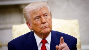 Trump nega autoria de carta enviada a Epstein