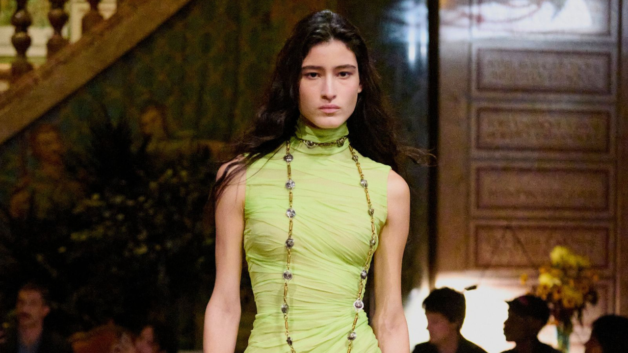 Modelo no desfile da Versace, durante a Semana de Moda de Milão | Reprodução/Versace