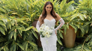 Noiva do ano Lexa aposta em vestido sereia elegante