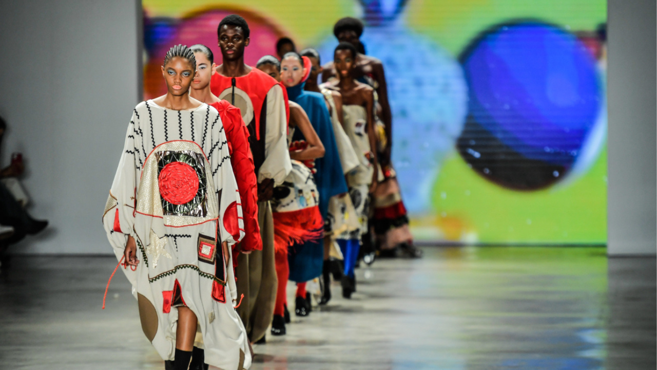 Modelos do Cria Costura desfilado no SPFW