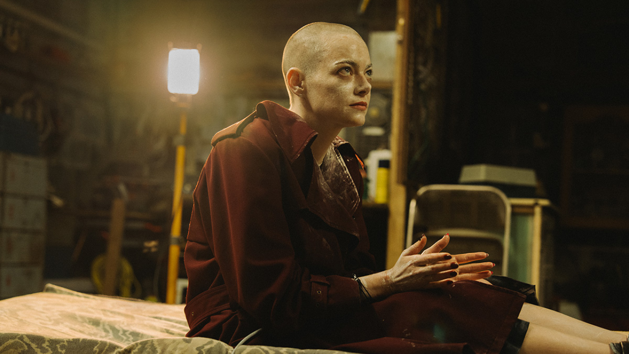Emma Stone aparece careca em cena inédita de ‘’Bugonia’’ | Reprodução/UniversalPictures