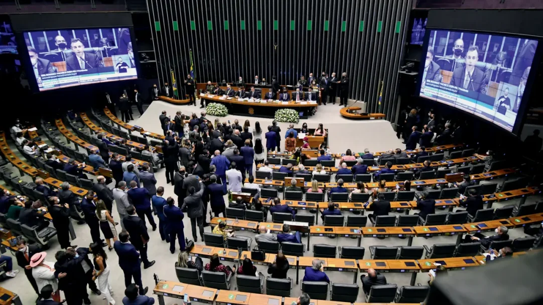Câmara aprova urgência para tratar falsificação de bebidas como crime hediondo