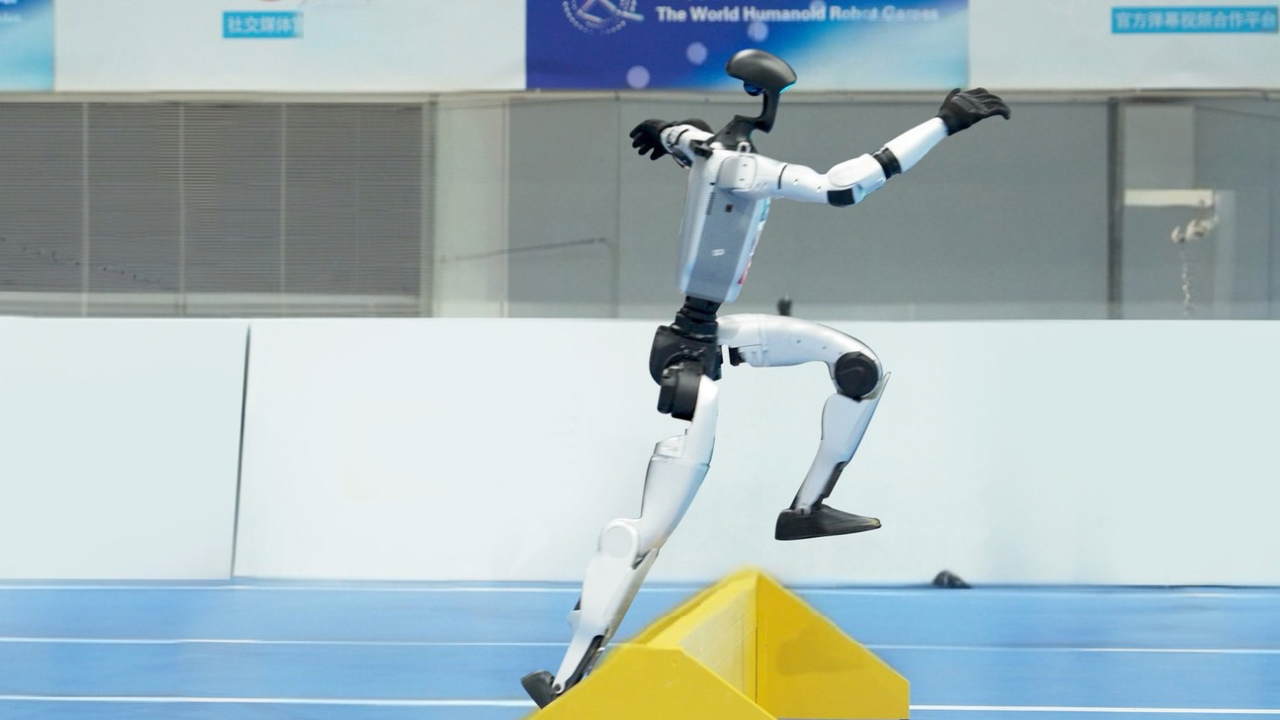 Robô fazendo atividade fisica | Reprodução/X/@unitreerobotics