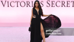 Rafa Kalimann brilha em desfile da Victoria’s Secret em Nova York