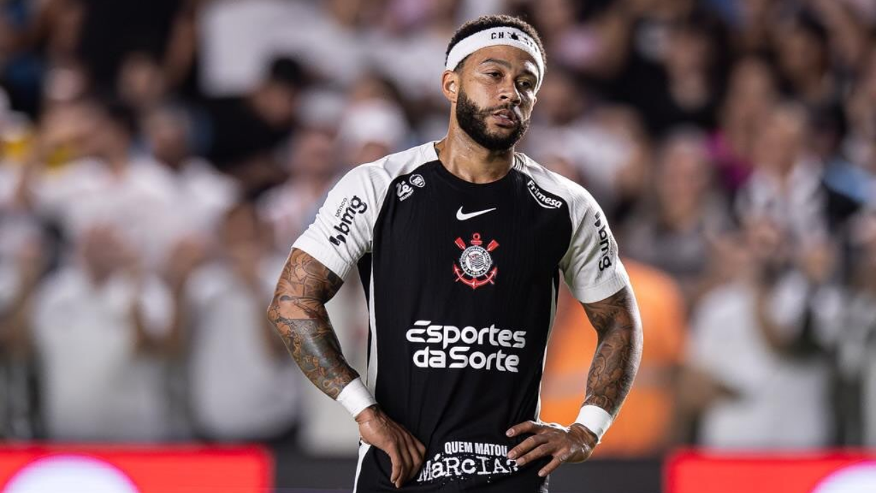 Atacante teria se relacionado com influenciadora desde Fevereiro | Reprodução/Instagram/@memphisdepay