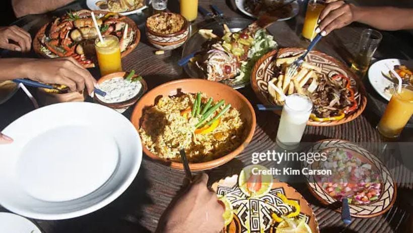 Prato de comida do brasileiro | Reprodução/Imagem ilustrativa/Kim Carson/Getty images Embed