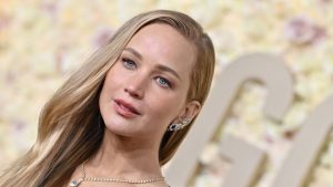 Jennifer Lawrence brilha na estreia de Jonathan Anderson na Dior