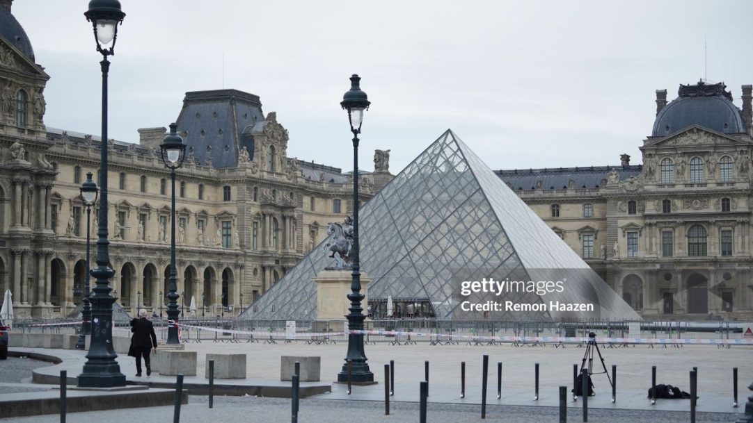 Dois homens suspeitos de roubo de joias no Louvre são presos