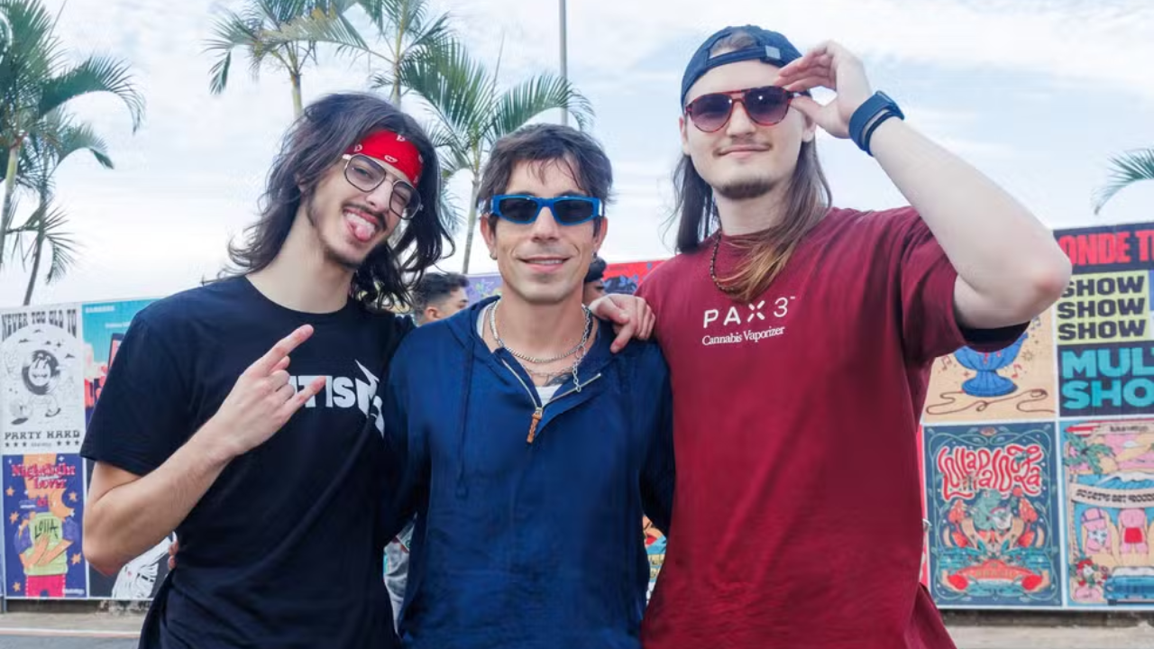 Di Ferrero ao lado dos enteados, Lucas e Zion | Reprodução/ Brazilnews/ Clayton Felizardo