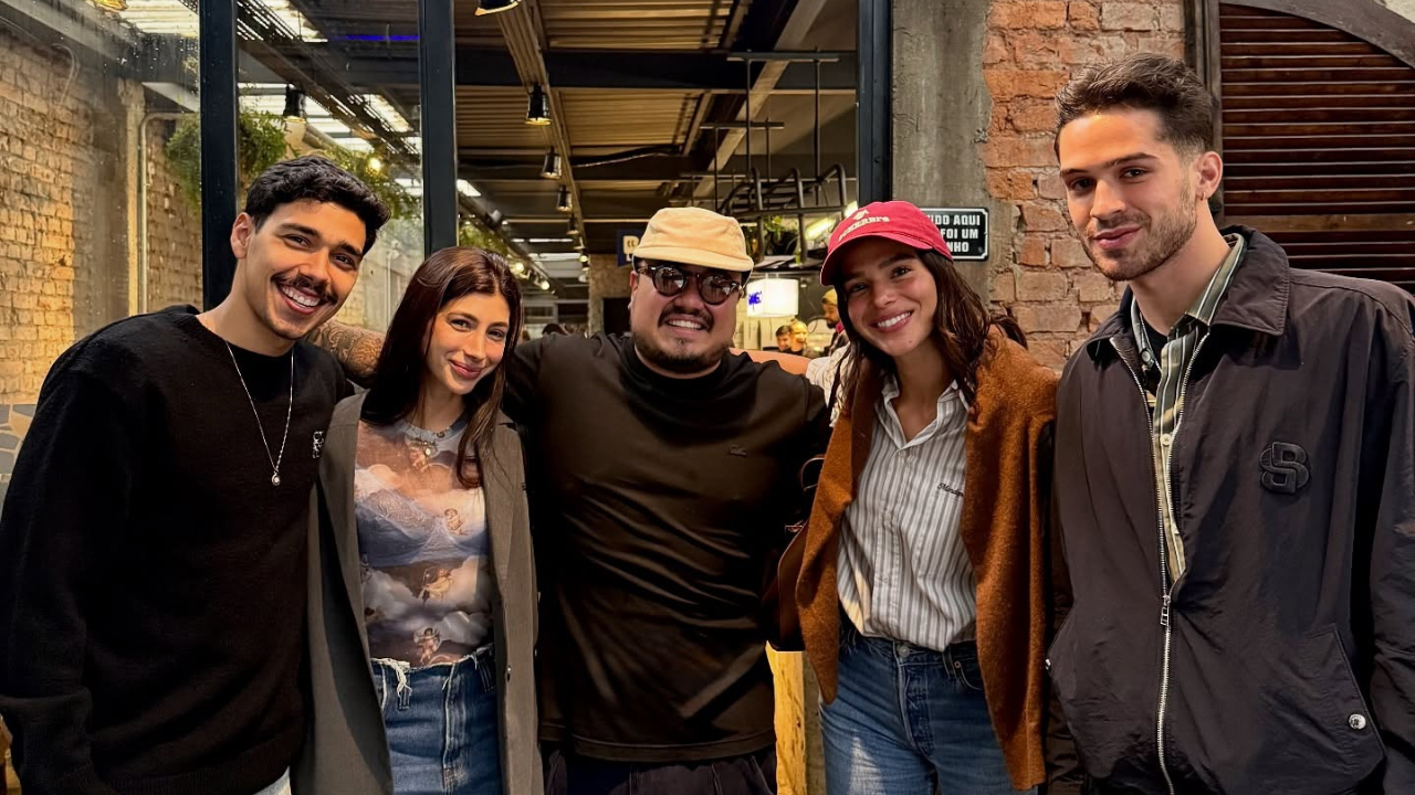 Bruna Marquezine e João Guilherme ao lado de amigos | Reprodução/ Instagram/ @caduevangelisti