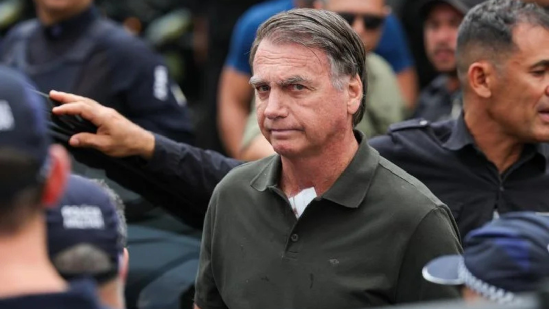 Bolsonaro começa a cumprir prisão domiciliar após alta hospitalar