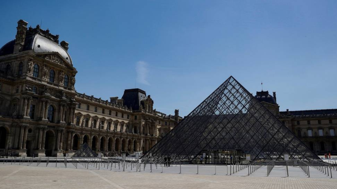 Museu do Louvre, em Paris, é fechado após roubo