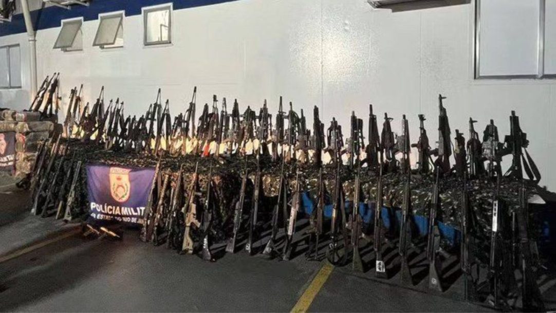 Arsenal apreendido em operação do Rio inclui armas de exército de outros países