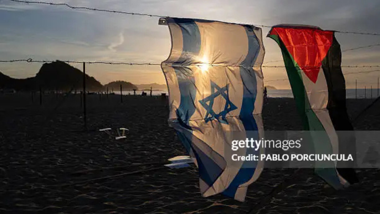 Bandeira de Israel e Palestina | Reprodução/PABLO PORCIUNCULA /Getty Images Embed