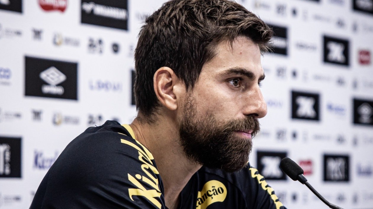 Luan Peres, zagueiro do Santos, durante entrevista coletiva nesta sexta-feira (24) | Reprodução/X/@SantosFC