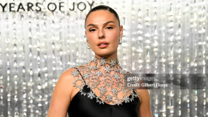 Celebridades brilham na exposição da Swarovski, em Los Angeles