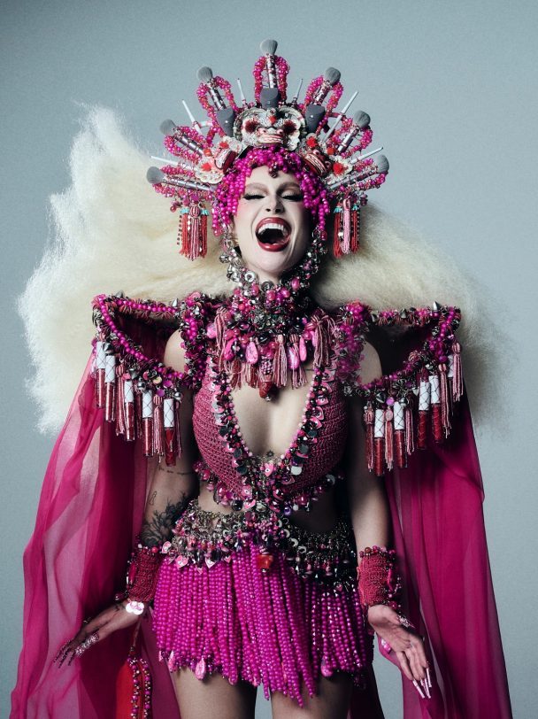 Bianca Andrade usando roupa trabalhada com petras e tons de rosa