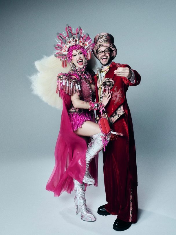 Bianca Andrade usando roupa trabalhada com petras e tons de rosa