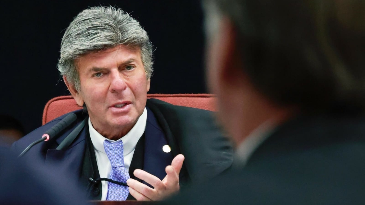 O ministro Luiz Fux e Bolsonaro, de costas, em primeiro plano | Reprodução/Fellipe Sampaio/STF