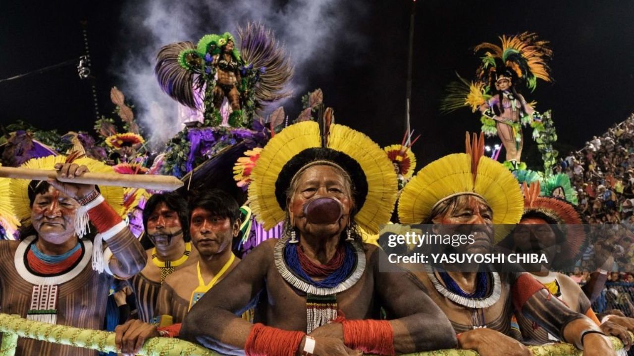 Indígenas no Carnaval | Reprodução/Yasuyoshi Chiba/Getty Images Embed
