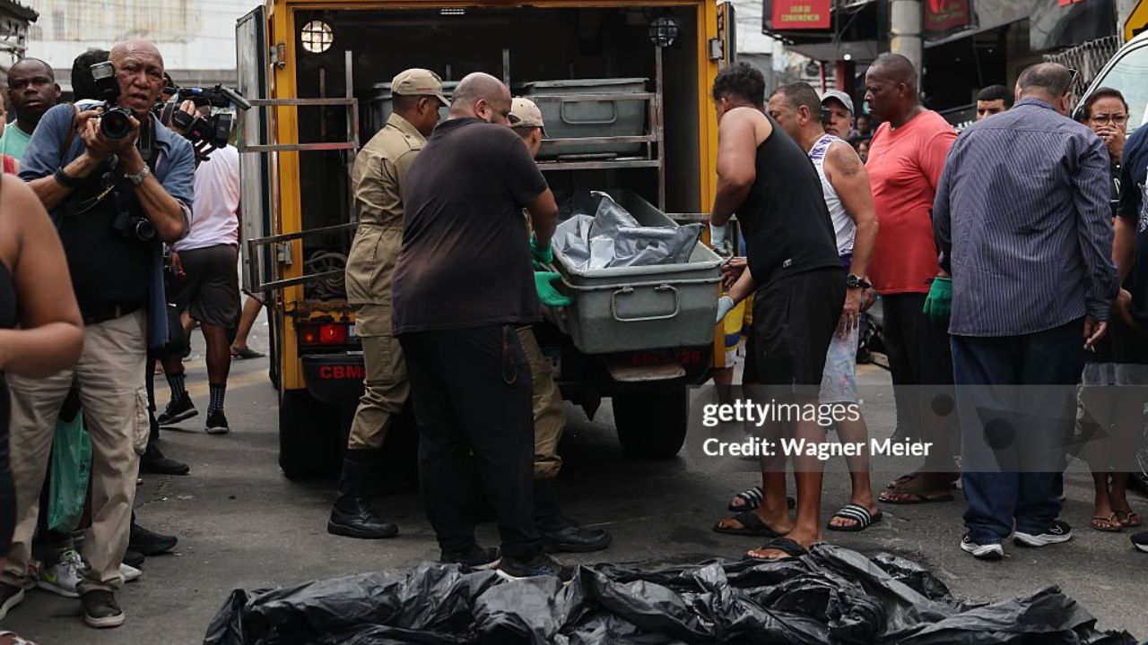 Pessoas no Complexo do Alemão | Reprodução/Wagner Meier/Getty Images Embed